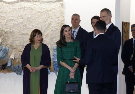 Felipe VI ve Doña Letizia, ARCO Direktörü Maribel López ve Kültür Bakanı Ernest Urtasun ile birlikte fuar ziyareti sırasında