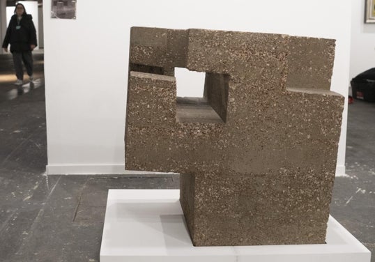 'Leku III', de Chillida, en Mayoral. Esta escultura de hormigón cuesta 1,9 millones.