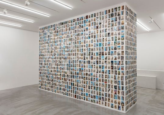 Oriol Vilanova, 'Mudos' (2020), Instalación formada por 2.100 postales.