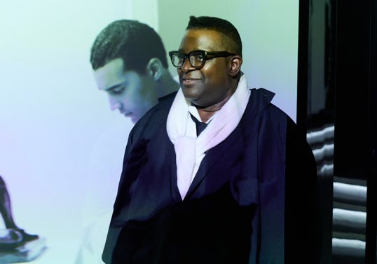 Isaac Julien, junto a la obra 'Once Again... (Statues Never Die)' en el Museo Lázaro Galdiano