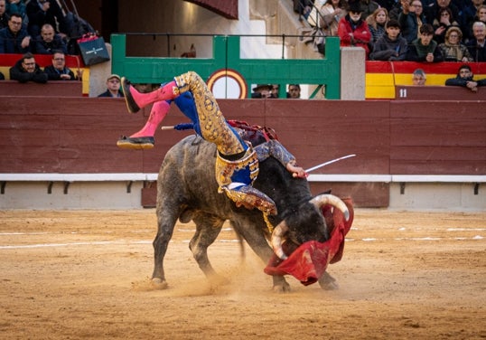 Fea voltereta a Aarón Palacio en el quinto