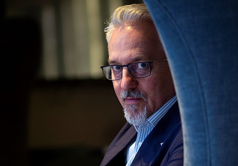 Alan Hollinghurst suele tomarse unos seis o siete años entre novela y novela.