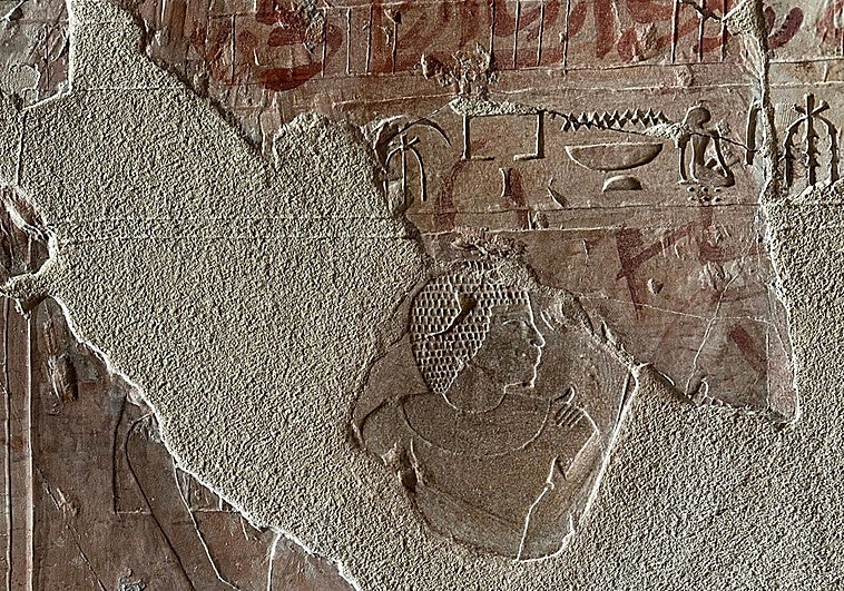 La réplica del fragmento con el retrato de Hery incorporada en estos días a la tumba de la necrópolis de Abu el-Naga, en Luxor (Egipto).