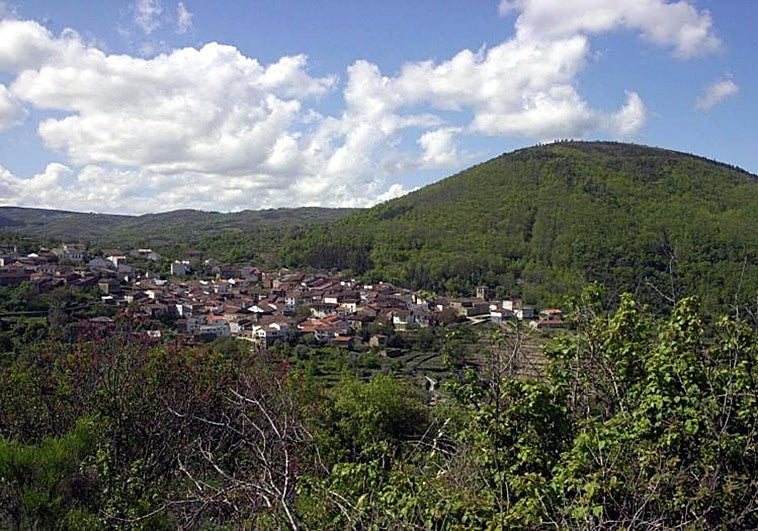 La novela está ambientada en un «pueblo que no era lo suficientemente pequeño como para tener encanto rural».