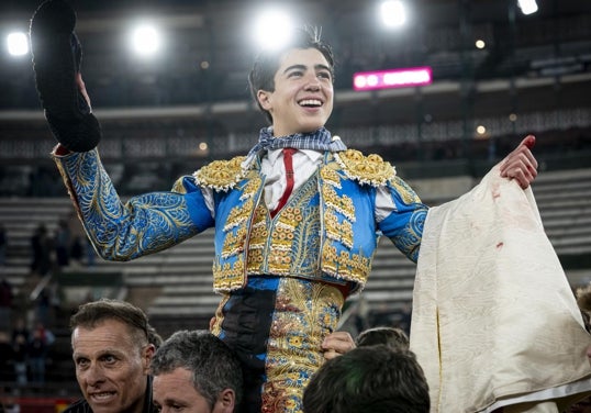 Marco Pérez sale a hombros