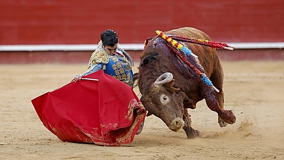 Marco Pérez, de rodillas en su faena a Bravío