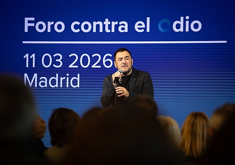 Ismael Serrano, en el acto convocado por el Gobierno «contra el odio».