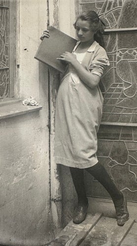 Imagen secundaria 2 - En las imágenes, foto de época de las estancias del Banco; 'Trabajador en cadena de montaje', fotografía de Antoni Arissa Asmarats; y placa fotográfica de modelos atribuidas a J. Viñas