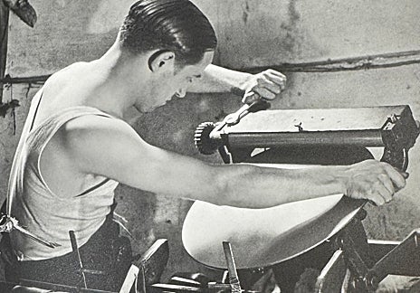 Imagen secundaria 1 - En las imágenes, foto de época de las estancias del Banco; 'Trabajador en cadena de montaje', fotografía de Antoni Arissa Asmarats; y placa fotográfica de modelos atribuidas a J. Viñas