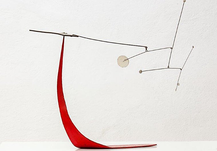 Imagen principal - En las imágenes, 'Sin título (Seis puntos blancos)', de Calder; 'L'Étoile matinale. La estrella matinal' (1960) y 'Llama en el espacio y mujer desnuda' (1932), ambas de Miró