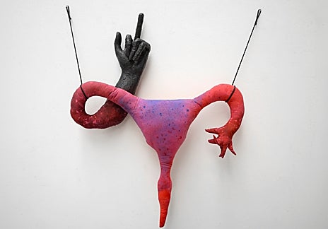 Imagen secundaria 1 - En las imágenes, 'Requiem pour Jeanne' (2021); 'Doigt d’honneu. Utérus 2' (2019); y 'Eros'