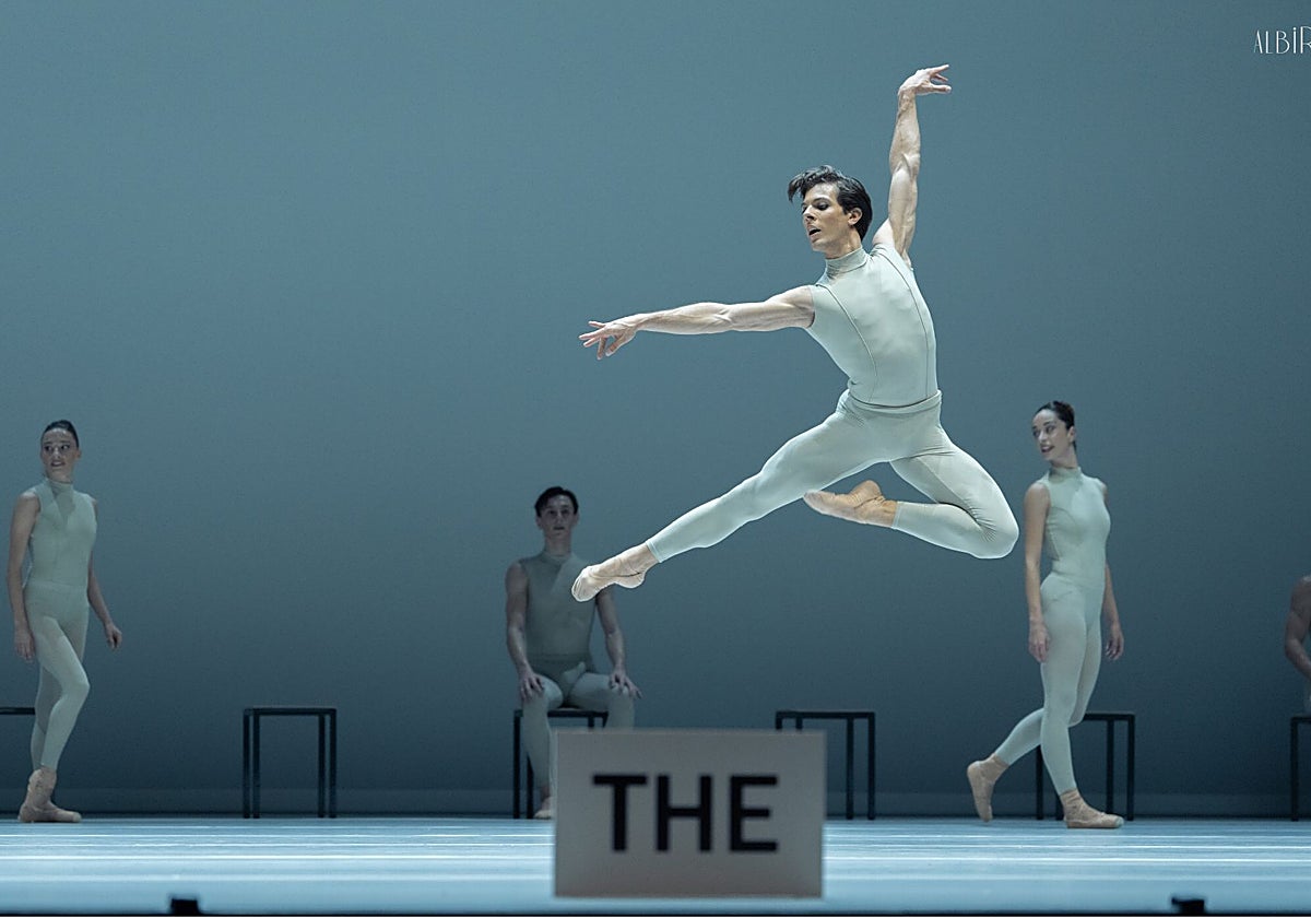 'ROM', çarpık çizgilerle düz koreografiler