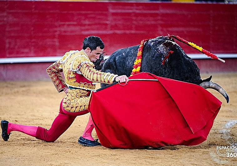 David de Miranda abre la faena al sexto rodilla en tierra