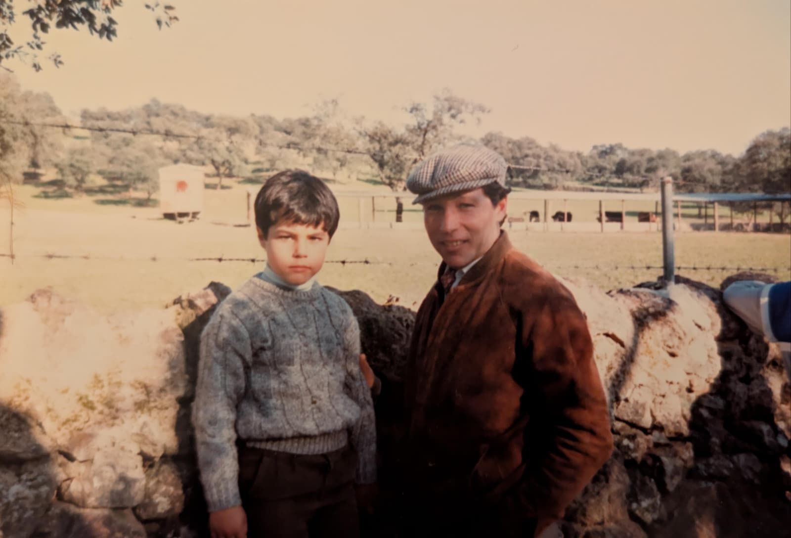 José Antonio Rodríguez, de pequeño, con su padre en el campo