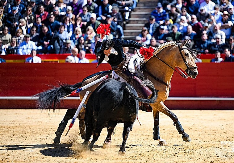 Diego Ventura coloca las rosas al segundo toro