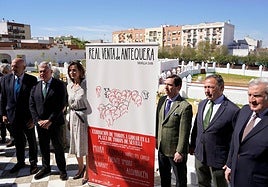 Beatriz Zamora muestra un cartel de un encierro en la vuelta de los toros a la Venta de Antequera 40 años después