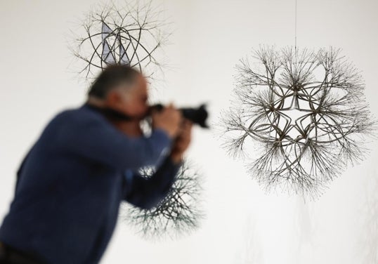 Obras de Ruth Asawa en la muestra que le dedica el Guggenheim bilbaíno.