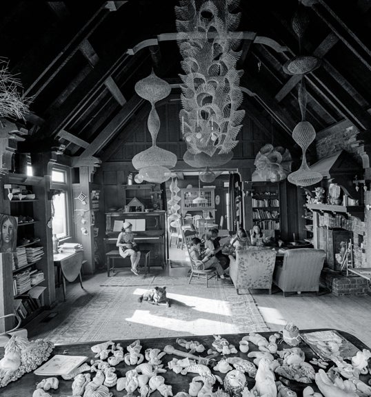 La sala de estar de la casa de Ruth Asawa en Noe Valley, San Francisco, 1969. Fotografía de Rondal Partridge