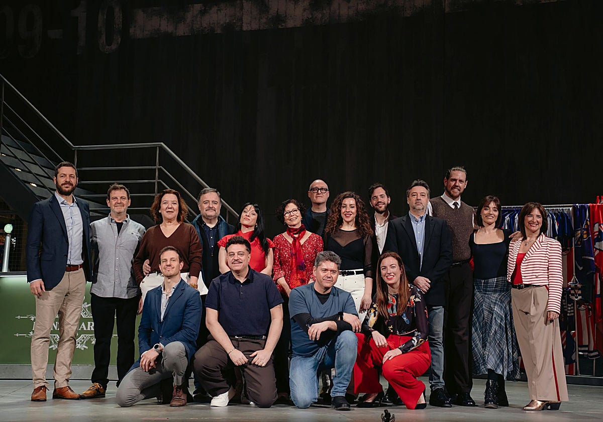 El elenco de 'Jugar con fuego'.
