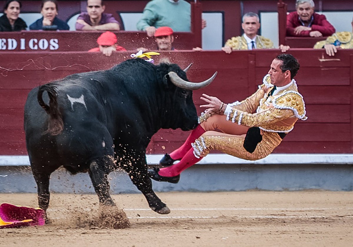 Pepe Moral, cogido a portagayola con el toro que estrenaba la temporada venteña
