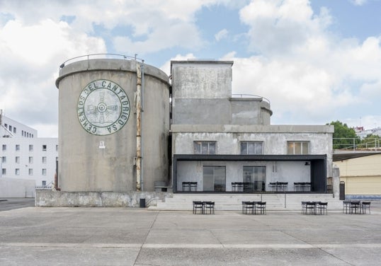 Edificio donde se encuentra la biblioteca, la librería y la cafetería de la Fundación MOP.