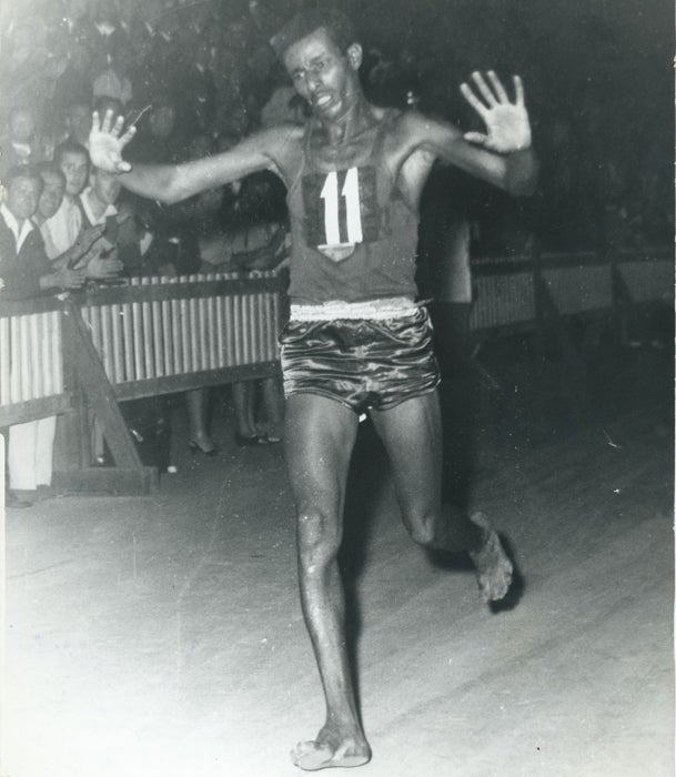 La llegada de Abebe Bikila sin zapatillas a la meta en los Juegos de Roma de 1960