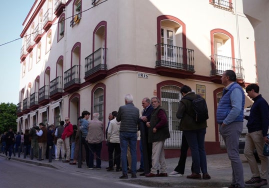 Las colas sobrepasan la calle Iris