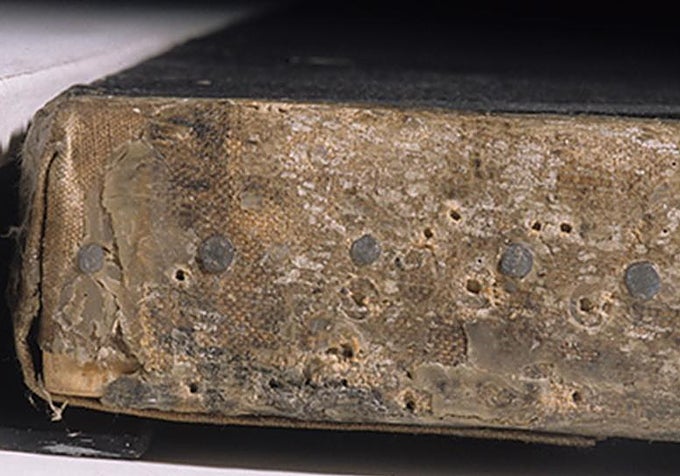 'Guernica' desteğinin detayı. Kenarlarda çok sayıda delik, kayıp ve önemli miktarda balmumu reçinesi birikimi görülüyor.