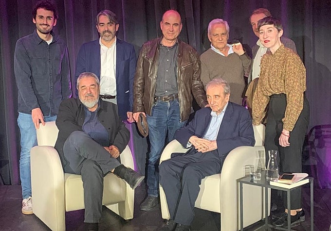 Carlos Aganzo y Manuel Longares, junto a (de, pie, de izquierda a derecha) Bruno Pardo, Jesús G. Calero, Ernesto Pérez Zúñiga, Juan Cruz, Joan Tarrida y Elena Medel, en el Aula de Cultura de ABC.