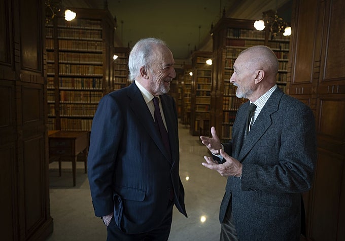 Muñoz Machado y Pérez-Reverte, en la hermosa biblioteca de la RAE.