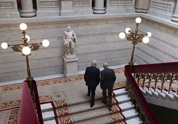 Muñoz Machado y Pérez-Reverte, en la gran escalinata de la RAE