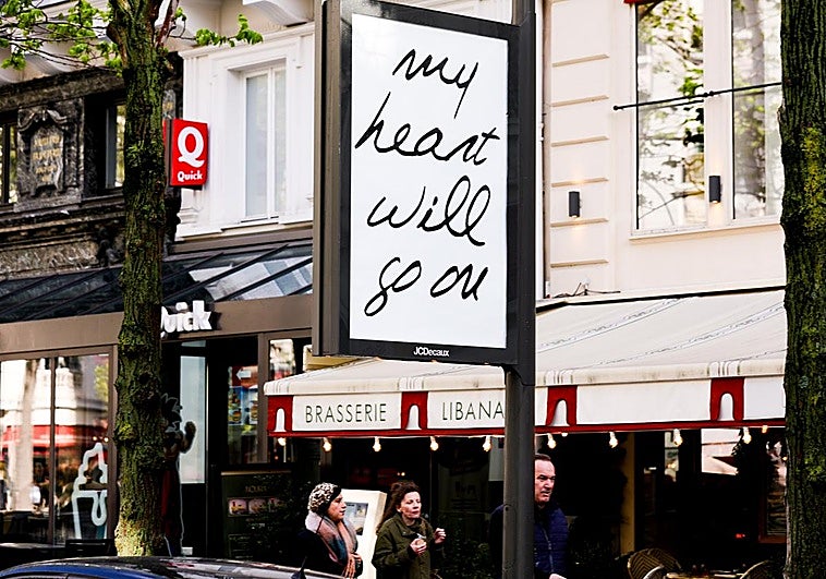 Carteles con letras de las canciones de Céline Dion por las calles de París