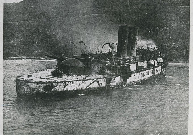 El crucero español 'Oquendo', de la escuadra de Cervera, arde tras una batalla naval en Santiago de Cuba.