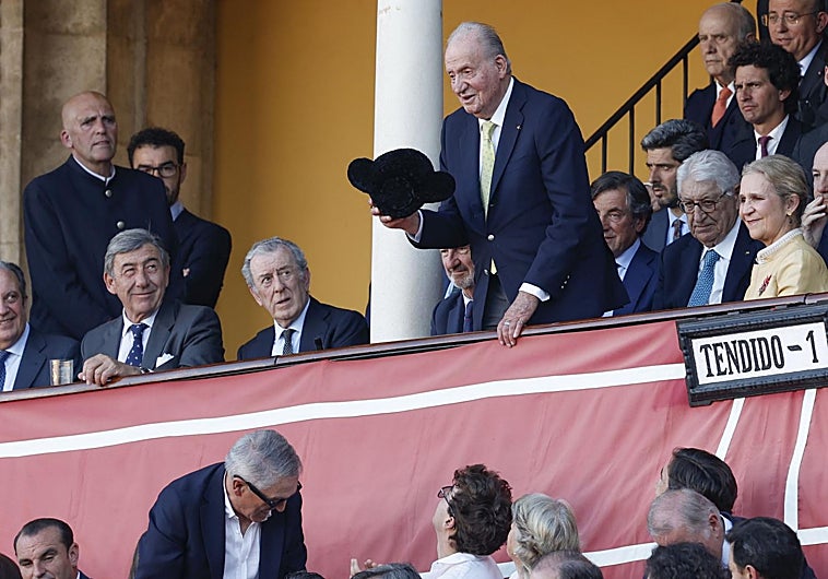 Imagen principal - Don Juan Carlos recibió el brindis de los tres toreros; Roca Rey, en el remate; dura voltereta a David de Miranda