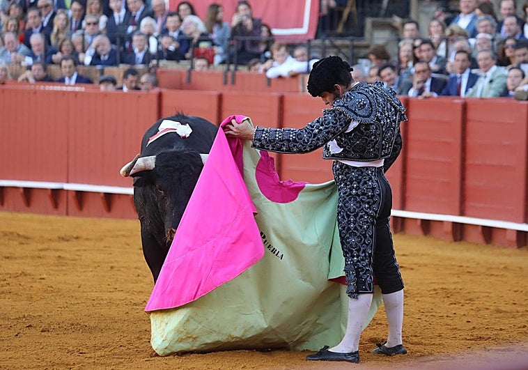 Morante de la Puebla, con el mentón hundido, el capote quieto y el toro parado, en la verónica nunca vista