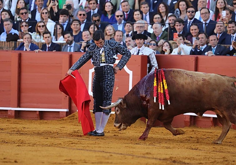 Don Juan Carlos disfruta en la Maestranza de la vuelta de Morante