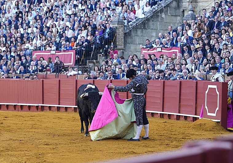 Un lance con capote de Morante de la Puebla al cuarto de la tarde