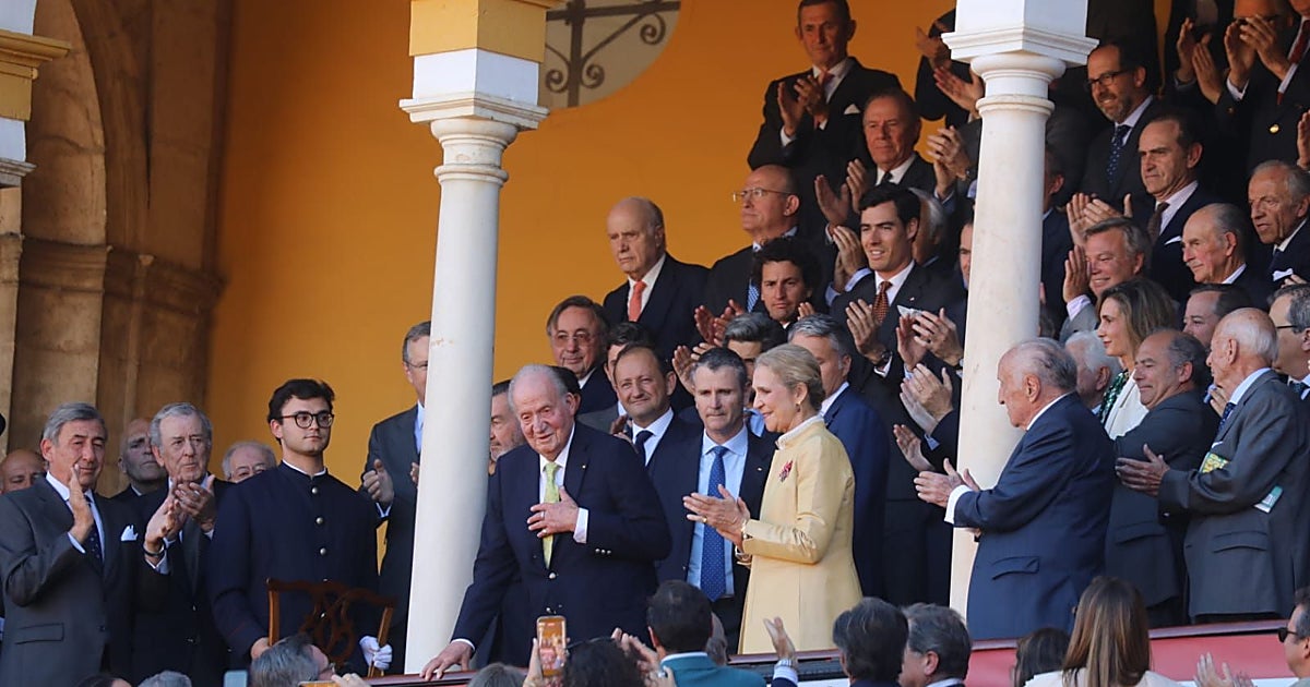 Ovación cerrada del público de la Maestranza a Don Juan Carlos en su regreso a Sevilla