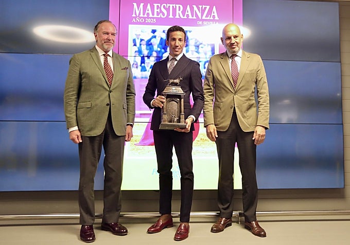 David de Miranda recibe el premio al mejor torero de manos de José Luis García-Palacios Álvarez y Manuel Alés.