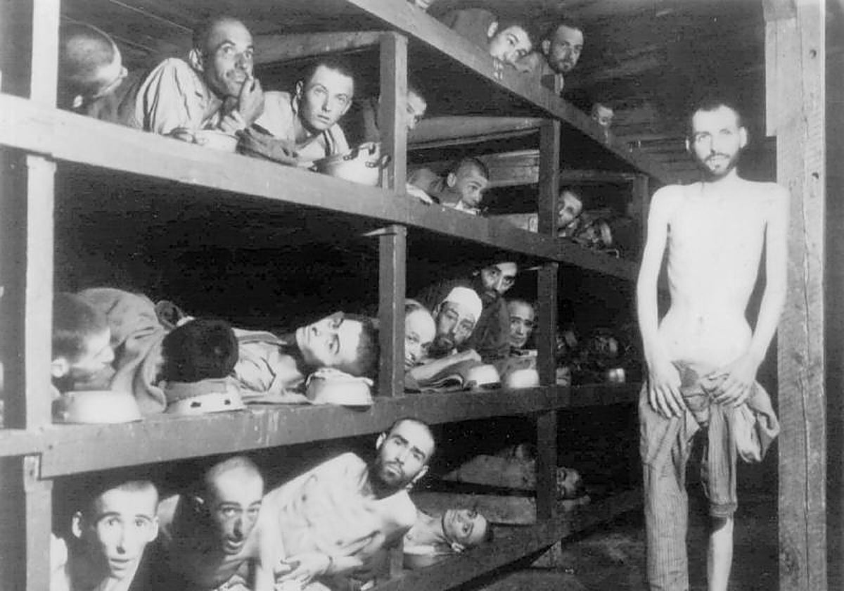 Primo Levi con otros prisioneros en el campo de concentración de Auschwitz Monowitz.