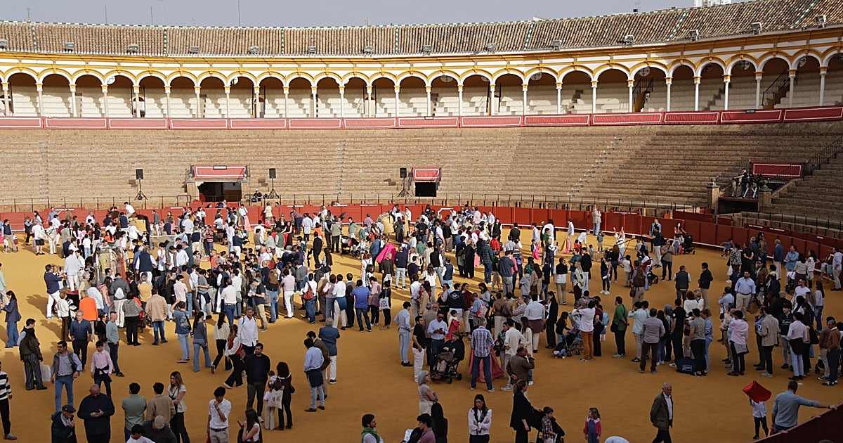 Sevilla se viste de torero y pisa el albero en la jornada de puertas abiertas de la Maestranza