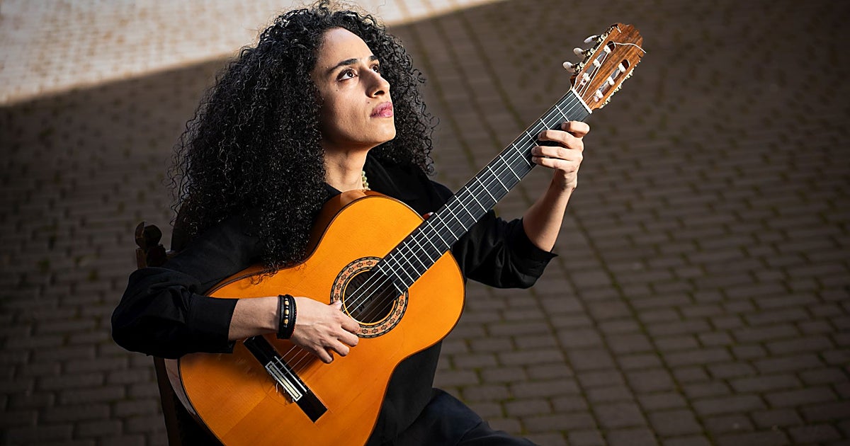 La odisea de una guitarrista flamenca iraní: «Va contra mis principios tocar con velo»