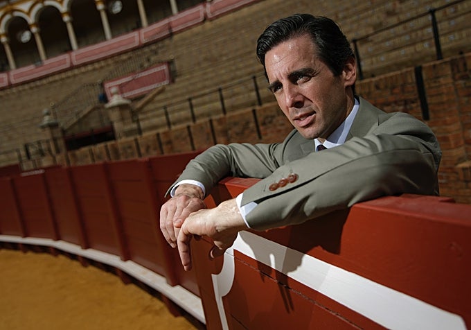 Juan Ortega, en el burladero de la plaza de toros de Sevilla