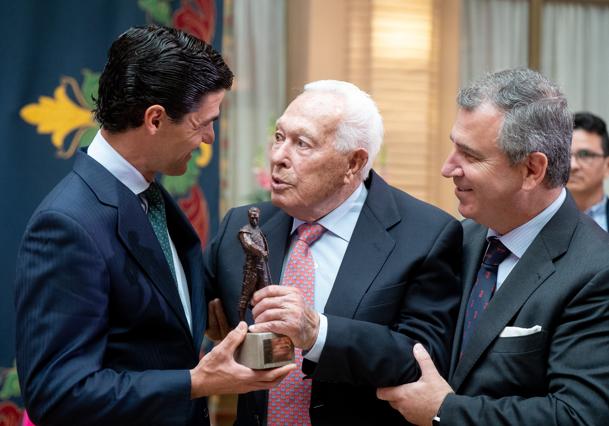 Pablo Aguado recibe el premio Curro Romero que otorga el Círculo de Labradores