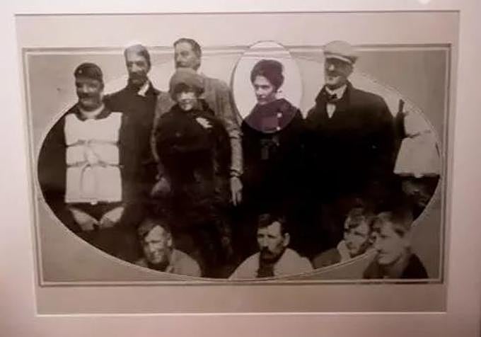 Grupo de los supervivientes del bote de emergencia 1.