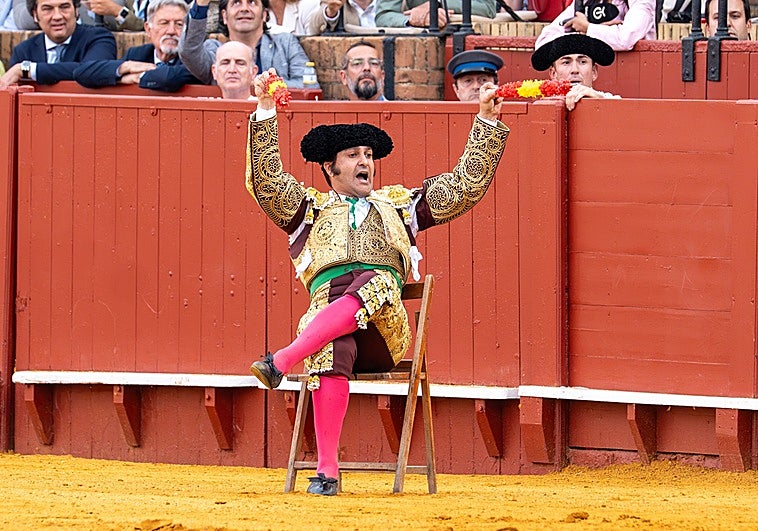 Morante de la Puebla, sentado en una silla para banderillear a Colchonero