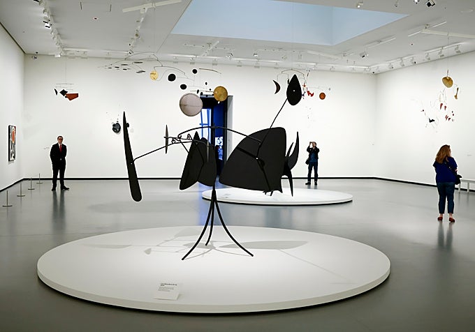Móviles y estables de Calder, en una sala de la muestra.