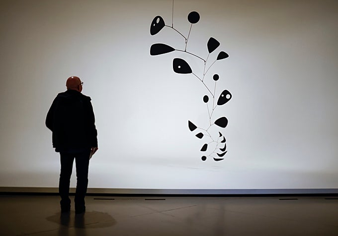 Un hombre observa uno de los hermosos móviles de Calder.