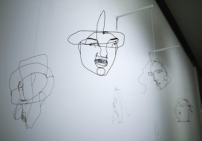 Algunos de los exquisitos retratos en alambre realizados por Calder.