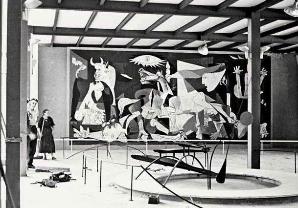 Algunos de los protagonistas que participaron en el montaje de la obra de Calder en el pabellón español de la Expo de París de 1937. No hemos podido confirmar que uno de ellos sea Edmundo.